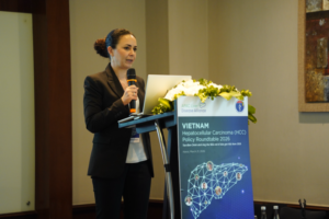 Chuyên gia quốc tế trình bày tham luận tại toạ đàm